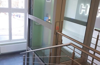 VECOM zdvižná plošina pro vozíčkáře a seniory nahrazující výtah v interiíéru.
