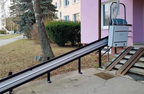 Vecom instalace v Brně: Šikmá schodišťová plošina V64