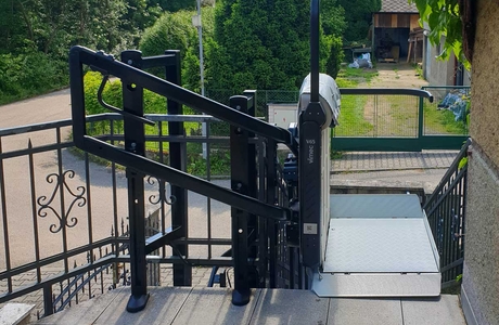 Realizace Vecom: Šikmá schodišťová plošina V65 na schodech před rodinným domem v Týnu nad Vltavou