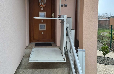 Realizace Vecom: Schodišťová plošina schody před domem, Vavřinec