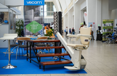 Prezentace schodišťové sedačky firmy Vecom na Dnech mobility 2022 v Brně