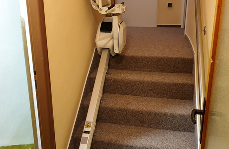 Použití schodišťové sedačky na úzkém schodišti rodinného domu