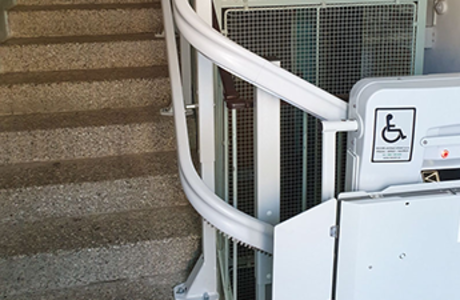 Šikmá schodišťová plošina NEXT v panelovém domě